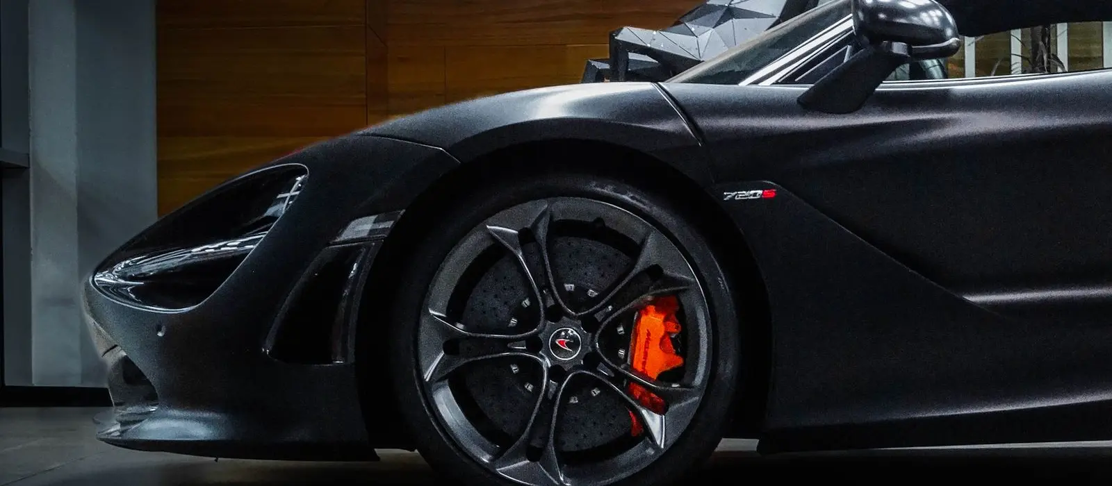 Carro de luxo em showroom, representando o padrão de acabamento da HasseCar