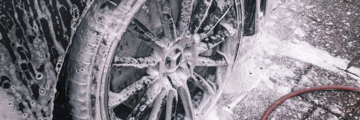 Carro coberto de espuma durante a lavagem externa